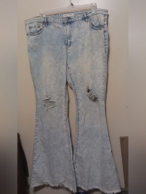 Almost Famous Light Acid-Wash Flare Jeans with Distressed Knees Size 18 A-37